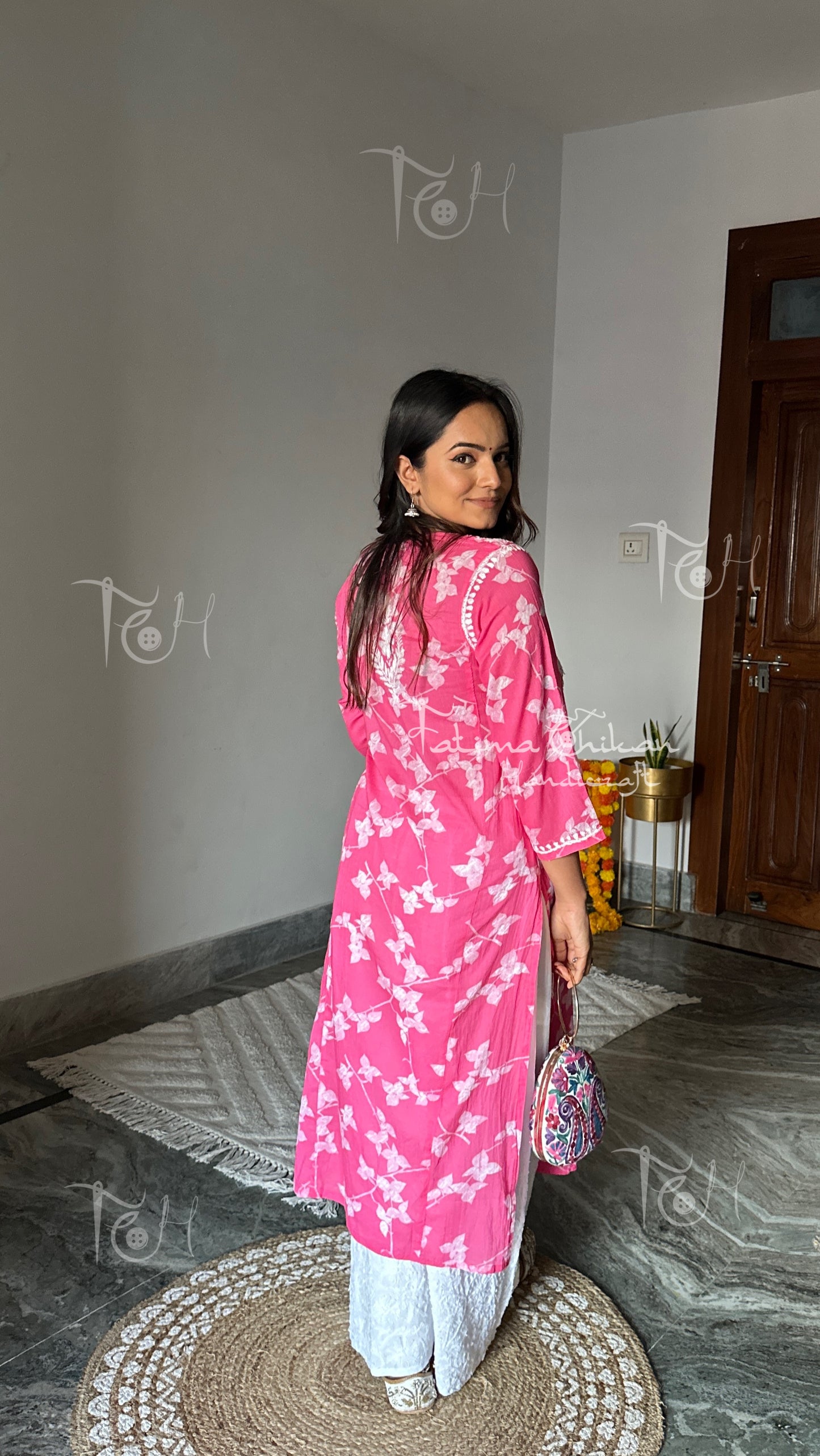 RASHMI MULMUL COTTON STRAIGHT CHIKANKARI KURTI