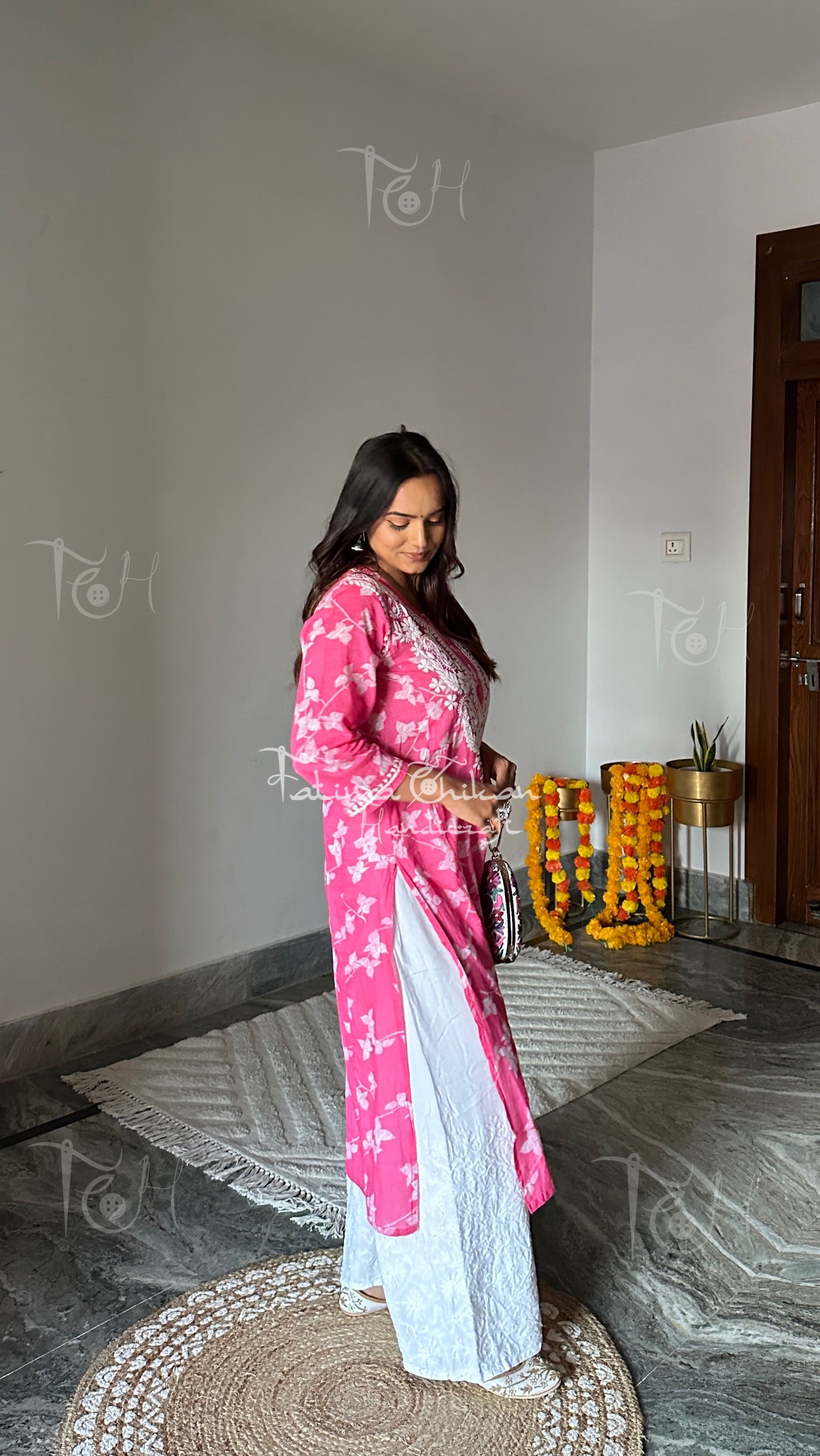 RASHMI MULMUL COTTON STRAIGHT CHIKANKARI KURTI